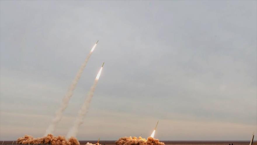 Lanzamiento de misiles balísticos durante los ejercicios militares Payambar-e Azam 17 en el sur de Irán, 24 de diciembre de 2021. (Foto: Farsnews)