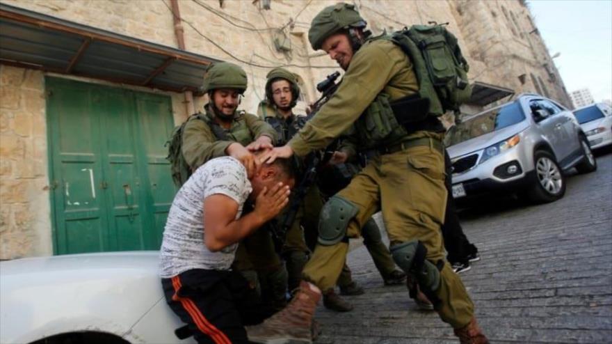 Soldados israelíes detienen a un palestino durante una redada de en Cisjordania. (Foto: Reuters)