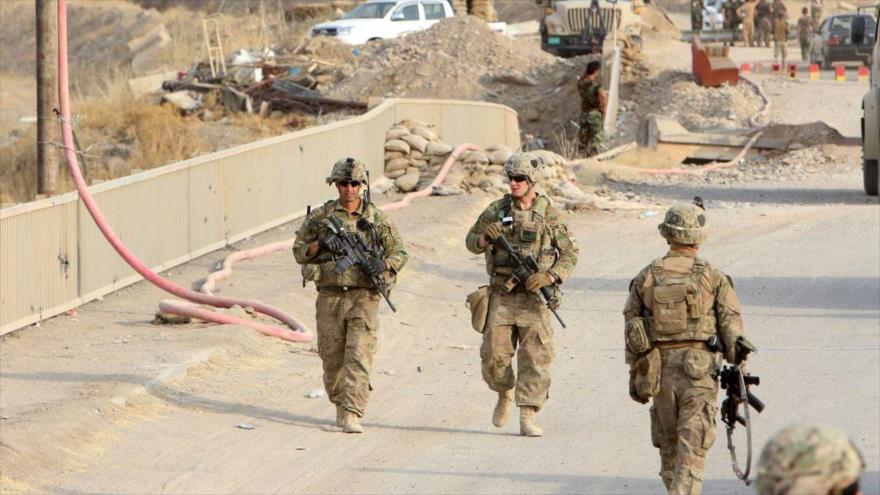 Soldados estadounidenses caminan por un puente en la ciudad de Gwer, en el norte de Irak.