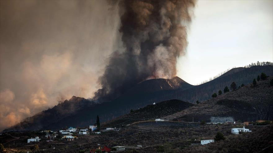 Volcán de Cumbre Vieja desde Los Llanos de Aridane en la isla española de La Palma, 25 de septiembre de 2021. (Foto: AFP)