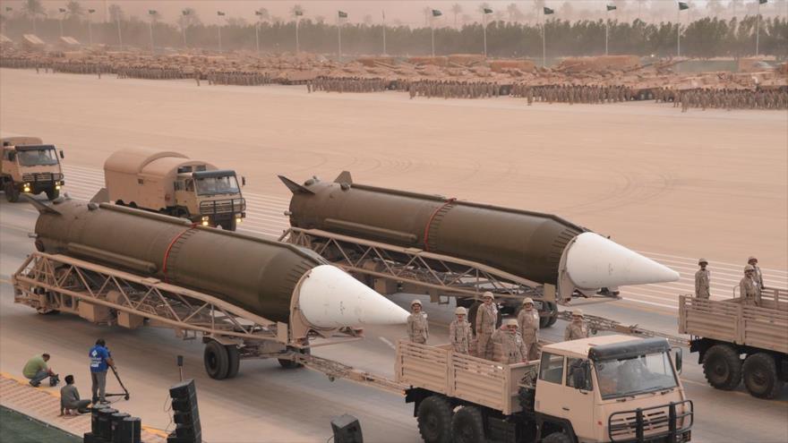 Arabia Saudí exhibe sus misiles balísticos de alcance medio Dongfeng DF-3A, de fabricación china, durante un desfile militar, 29 de abril de 2014.