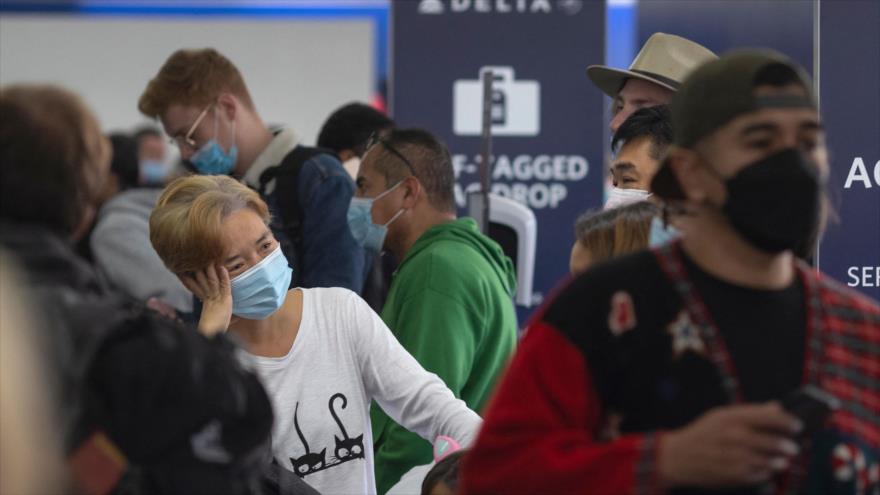 Los pasajeros esperan en las largas filas en el Aeropuerto Internacional de Los Ángeles en California, 23 de diciembre de 2021. (Foto: AFP)