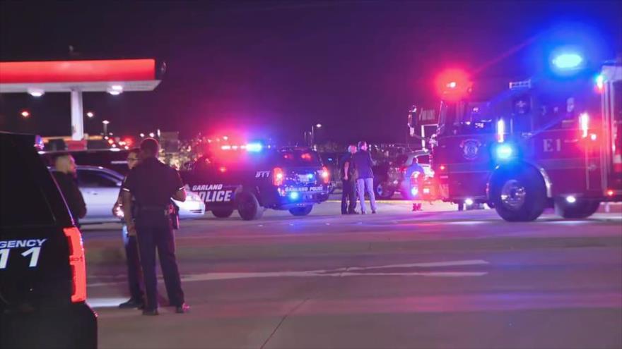 Agentes policiales vigilan el lugar del tiroteo en Walnut Street, Garland, Texas, sur de EE.UU., 26 de diciembre de 2021.