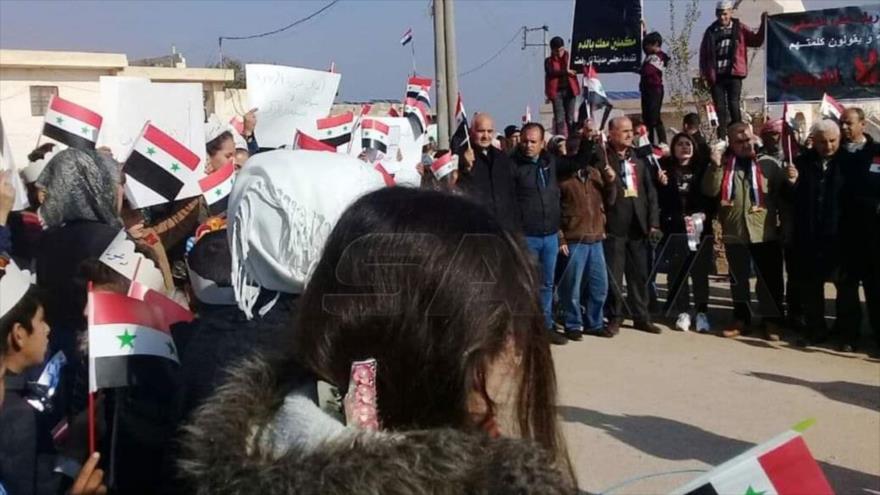 Ciudadanos de la ciudad de Al-Zeyarah, en norte de Alepo, protestan contra presencia de fuerzas turcas en Siria, 27 de diciembre de 2021. (Foto: SANA)