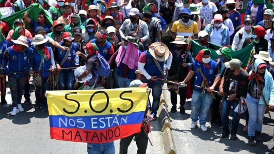 Manifestantes colombianos en una movilización contra la violencia y la inacción de las autoridades de su país al respecto.