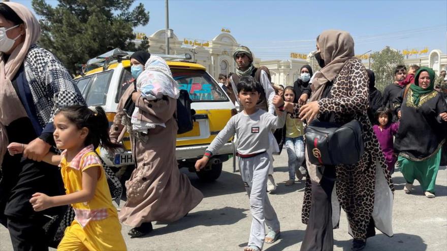 Mujeres y sus hijos intentan ingresar al Aeropuerto Internacional Hamid Karzai en Kabul, Afganistán, para salir del país, 16 de agosto de 2021.