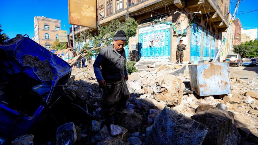 Los yemeníes inspeccionan los daños después de un ataque aéreo de la coalición saudí en Saná, 24 de diciembre de 2021. (Foto: AFP)