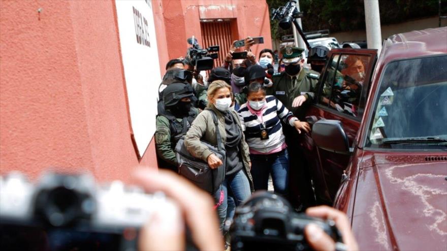 Expresidente boliviana Jeanine Áñez, conducida a la prisión de Obrajes en La Paz, Bolivia, 15 de marzo de 2021. (Foto: AFP)