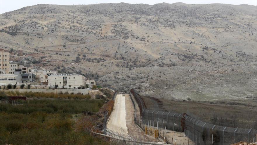 Vista general de la valla de Israel en la ciudad ocupada de Majdal Shams en los altos del Golán, 10 de diciembre de 2021. (Foto: EPA)