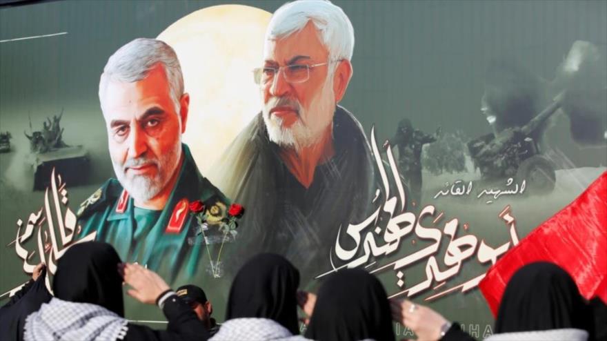 Mujeres iraquíes se reúnen en el lugar donde el general Soleimani y el comandante Abu Mahdi al-Muhandis cayeron mártires en Bagdad, 13 de febrero de 2020.