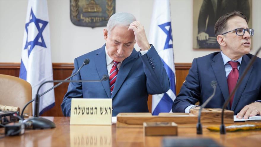 El expremier israelí Benjamín Netanyahu y el exsecretario del gabinete Tzachi Braverman en reunión laboral.