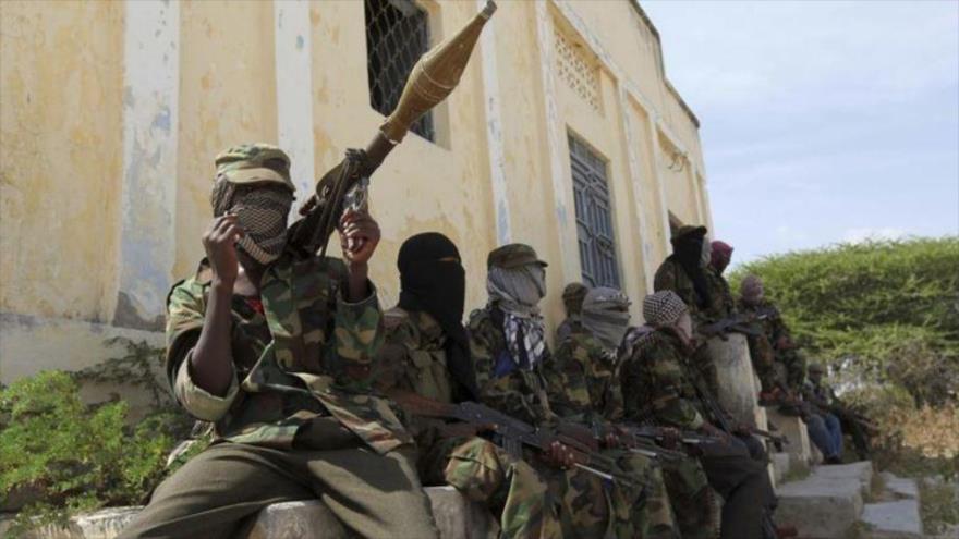 Soldados de Al-Shabab se sientan afuera de un edificio en un distrito en el sur de Mogadiscio, capital de Somalia. (Foto: Reuters)