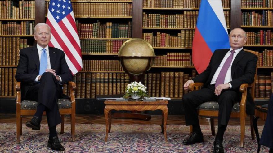 El presidente ruso Vladimir Putin (dcha.) y su par estadounidense, Joe Biden, en la cumbre binacional en Ginebra, 16 de junio de 2021.