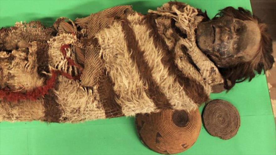 Hombre momificado de hace aproximadamente 2000 años de la cultura Ansilta, de los Andes de San Juan, Argentina.