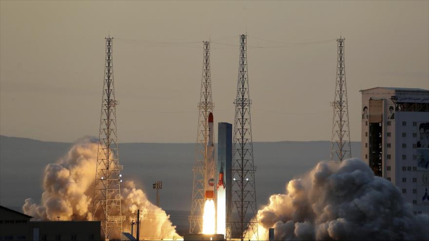 El momento del lanzamiento del cohete portador del satélite iraní Simorq (Fénix), 30 de diciembre de 2021.