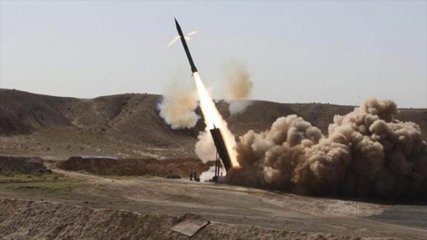El momento de lanzamiento de un misil del movimiento popular yemení Ansarolá.