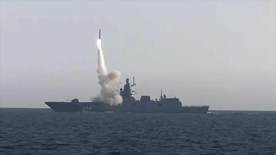 Fragata de la Armada rusa Almirante Gorkhov disparando un misil Tsirkon.