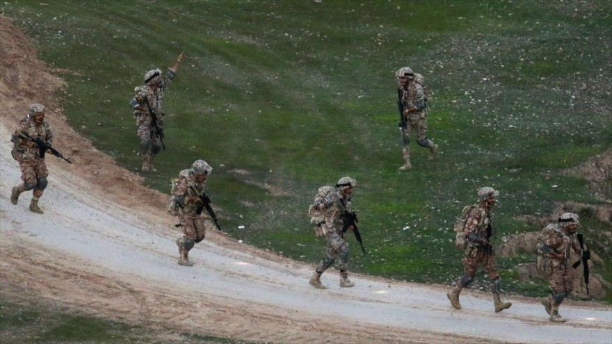 Miembros de la Brigada de Fuerzas Especiales Saberin de la Fuerza Terrestre del Cuerpo de Guardianes de Irán participan en un ejercicio militar.