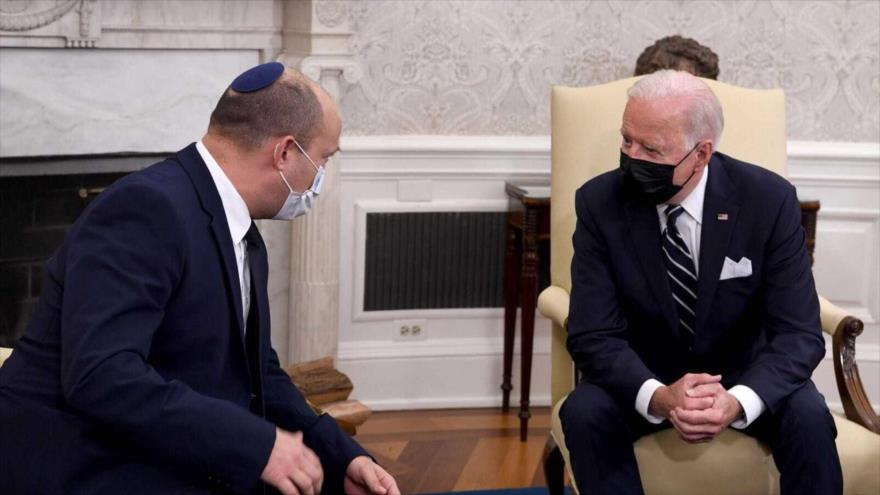 El premier israelí, Naftali Bennett (izda.), habla con el presidente estadounidense, Joe Biden, en la Casa Blanca, Washington, 27 de agosto de 2021.