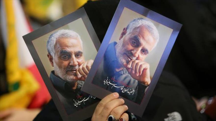 Un partidario del teniente general Qasem Soleimani lleva una foto suya en Beirut, capital libanesa, 16 de febrero de 2020. (Foto: Reuters)