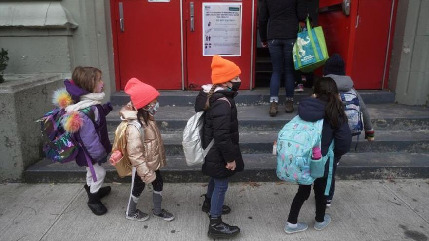 Niños hacen fila para asistir a clase en el distrito de Manhattan de la ciudad de Nueva York, EE.UU., 7 de diciembre de 2020. (Foto: Reuters)