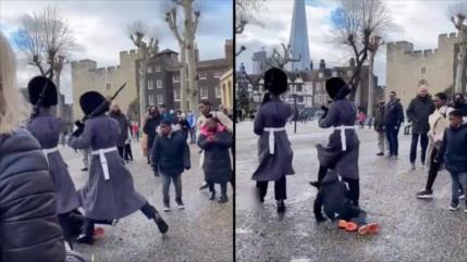 Vídeo: Guardia de la reina Isabel II arrolla a un niño en Londres