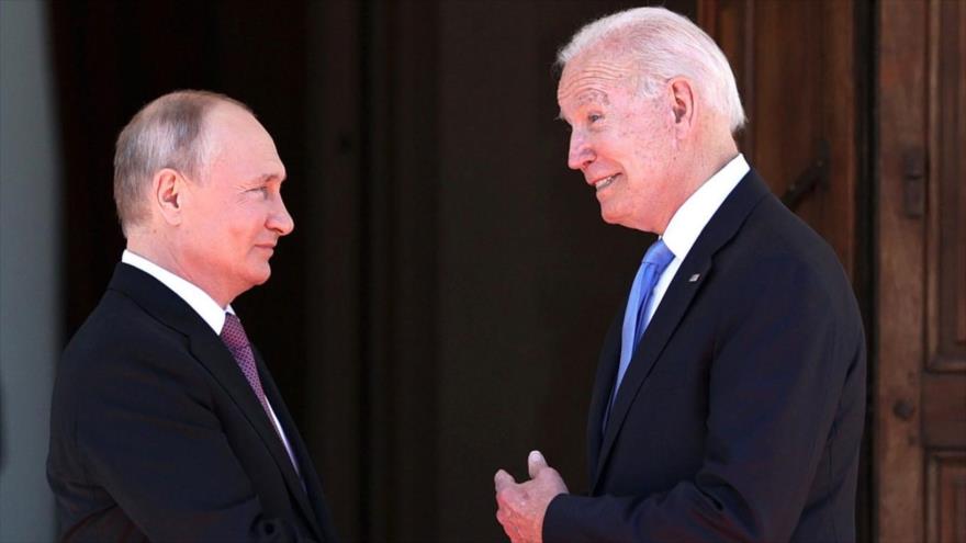 El presidente de Rusia, Vladimir Putin (Izq.) y el presidente de EE.UU., Joe Biden, hablan antes de una reunión bilateral, en Ginebra, Suiza, 16 de junio de 2021. (Foto: Reuters)