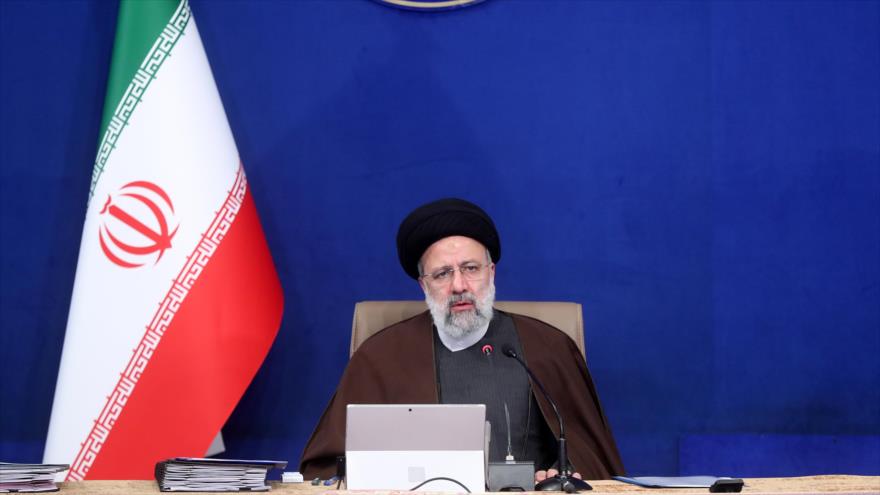 El presidente persa, Seyed Ebrahim Raisi, en una reunión con su gabinete de ministros en Teherán, la capital, 22 de diciembre de 2021. (Foto: President.ir)