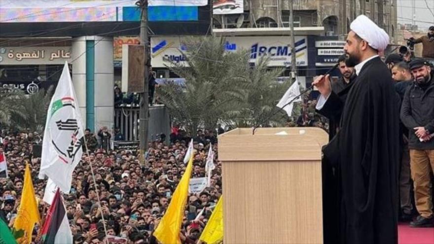 Qais al-Jazali, líder del grupo Asaib Ahl al-Haq, habla en una manifestación en Bagdad, Irak, 1 de enero de 2022.