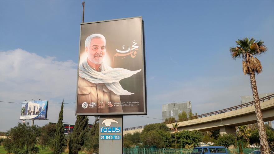 Una foto del exgeneral iraní Qasem Soleimani se ve en una valla publicitaria en Beirut, capital libanesa, 29 de diciembre de 2021. (Foto: AFP)