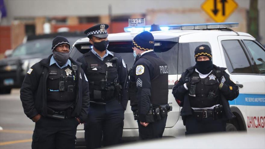 Agentes de la policía de Chicago (EE.UU.) aseguran la escena del crimen.
