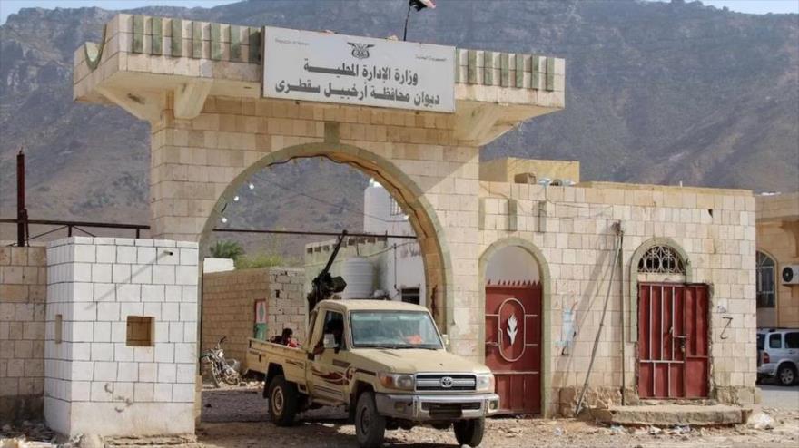 Un vehículo militar perteneciente a las fuerzas separatistas del sur de Yemen bloquea la entrada a un edificio de la administración local en la isla de Socotra, 22 de junio de 2020. (Foto: AFP)