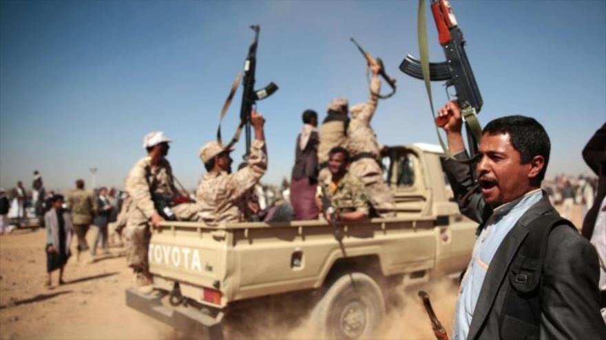 Combatientes del movimiento popular yemení Ansarolá congregados en una localidad en Saná, capital yemení.