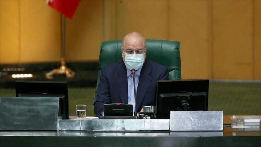 El jefe del Parlamento de Irán, Mohamad Baqer Qalibaf, habla durante una sesión parlamentaria, 16 de mayo de 2021. (Foto: Icana)
