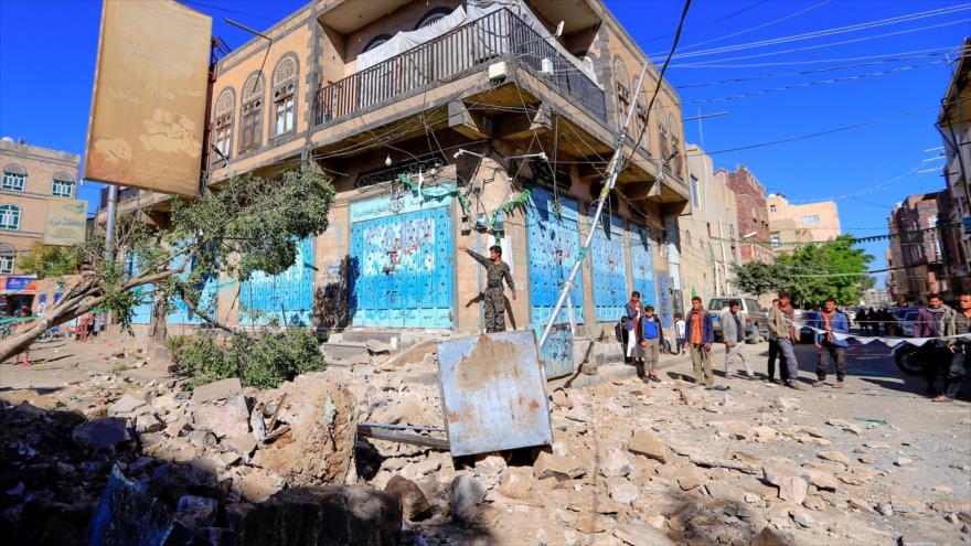 Los daños después de un ataque aéreo de la coalición saudí en la capital de Yemen, Saná, 24 de diciembre de 2021. (Foto: AFP)