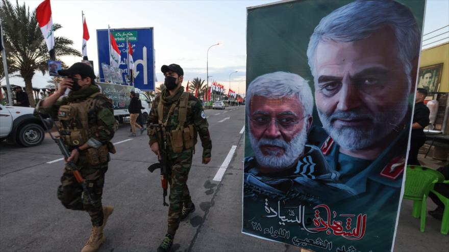 Imagen de comandante iraní Qasem Soleimani (dcha.) y Abu Mahdi al-Muhandis, en un acto de conmemoración, Bagdad, 2 de enero de 2022. (Foto: AFP)