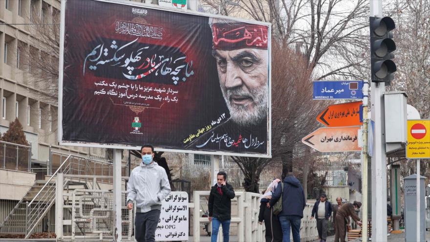 Valla publicitaria que muestra al general iraní Qasem Soleimani en Teherán, capital de Irán, 2 de enero de 2022.