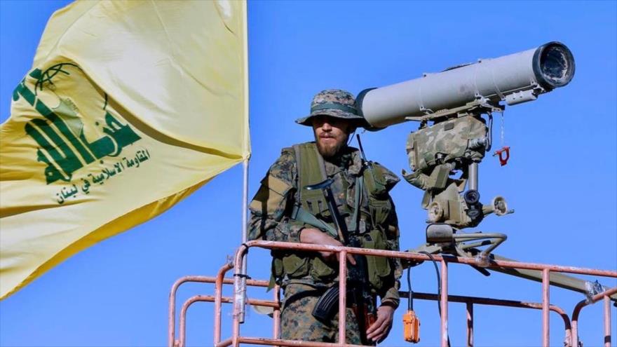 Un combatiente de Hezbolá se encuentra en una torre de vigilancia en Wadi al-Kheil en la frontera entre El Líbano y Siria. (Foto: AP)