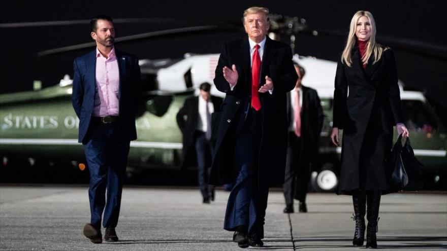 El expresidente de EE.UU. Donald Trump (c) y sus hijos Ivanka Trump y Donald Trump Jr. (Foto: The Boston Globe)