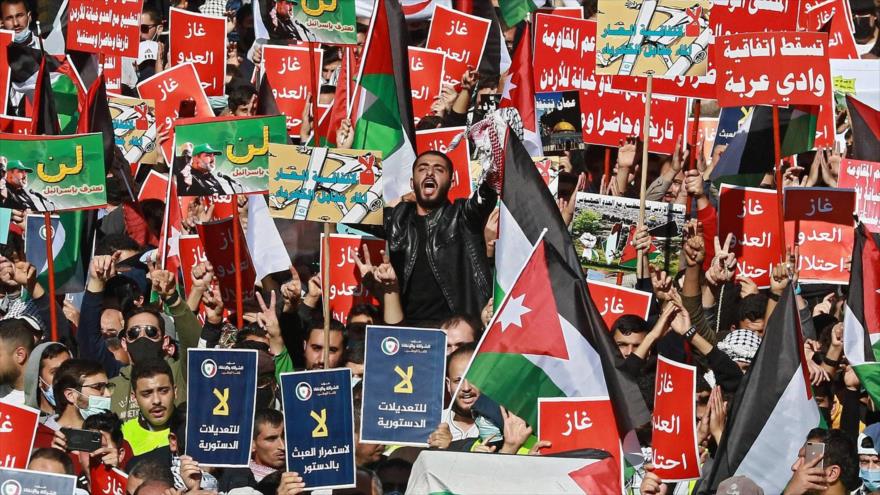 Miles de jordanos protestan contra un acuerdo de normalización de lazos entre Jordania e Israel, en Ammán, 26 de noviembre de 2021. (Foto: AFP)