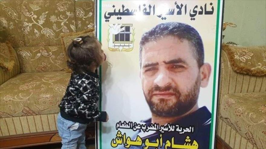 Cartel de Hisham Abu Hawash, preso palestino en huelga de hambre en las cárceles israelíes.