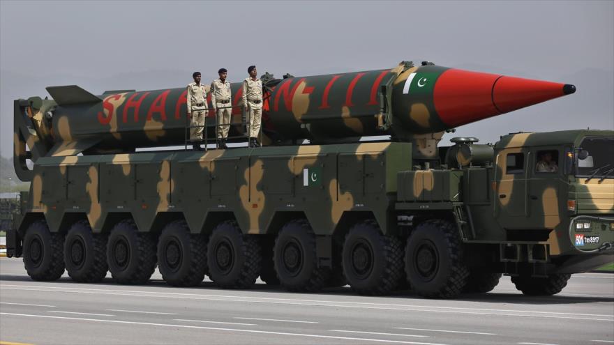 Un misil Shaheen-III, capaz de transportar ojivas nucleares, en un desfile militar en Islamabad, capital de Paquistán, 25 de marzo de 2021 (Foto: AP).