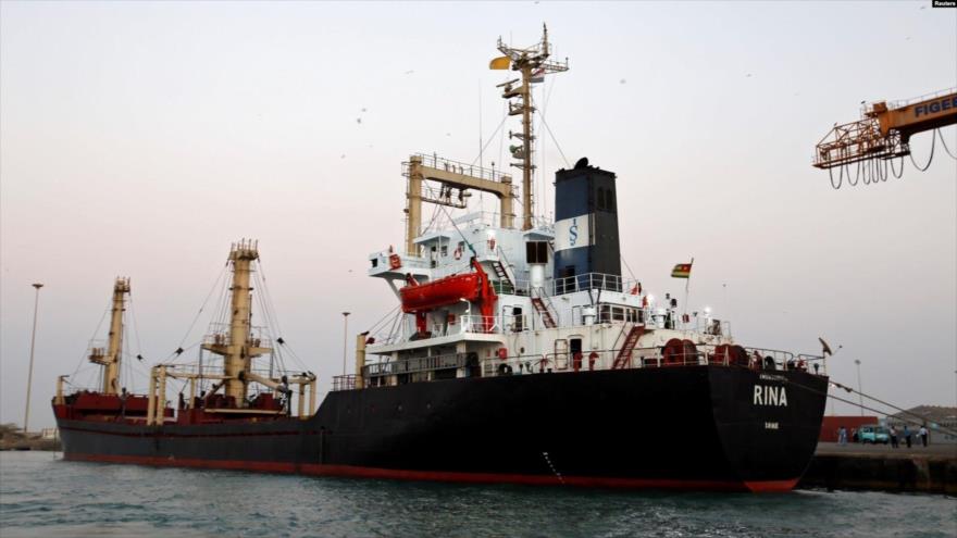 Un barco yemení está atracado en el puerto de Al-Hudayda, en el sur del mar Rojo, 26 de noviembre de 2017. (Foto: Reuters)