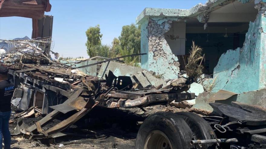 Los vehículos destruidos de EE.UU. en la base aérea Ain Al-Asad en la provincia de Al-Anbar, en el oeste de Irak, 8 de julio de 2021. (Foto: AFP)