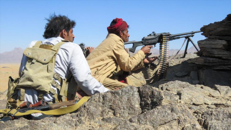 Fuerzas leales al expresidente fugitivo yemení Abdu Rabu Mansur Hadi en el frente de Al-Juba en la provincia de Marib, 24 de octubre de 2021. (Foto: AFP)