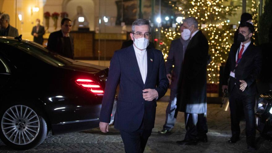 El jefe negociador iraní en las conversaciones de Viena (Austria), Ali Baqeri Kani, 27 de diciembre de 2021. (Foto: AFP)