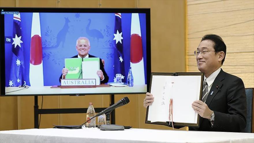 Premier de Japón, Fumio Kishida (dcha.) y su homólogo australiano, Scott Morrison, firman un tratado de defensa, 6 de enero de 2022. (Foto: Conclusión)