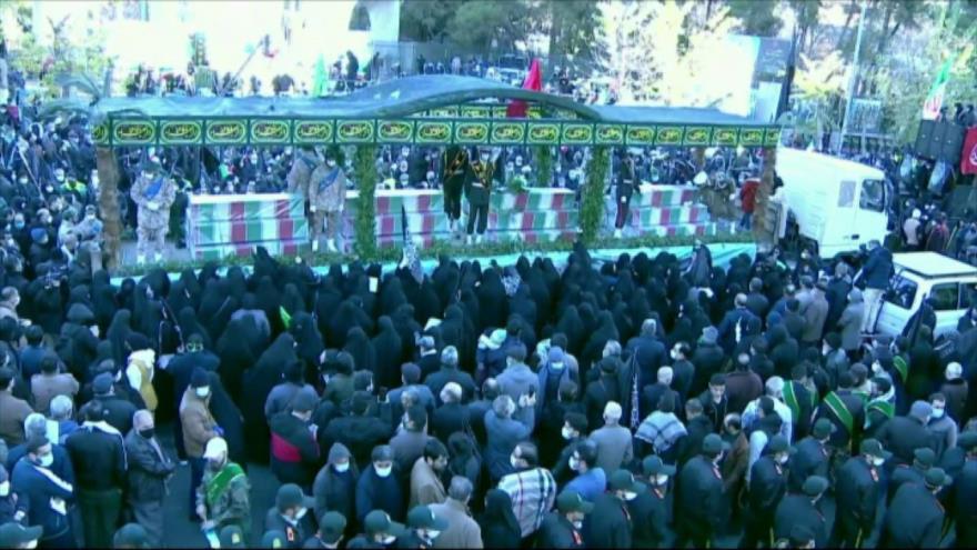 Iraníes participan en funeral de 250 mártires no identificados