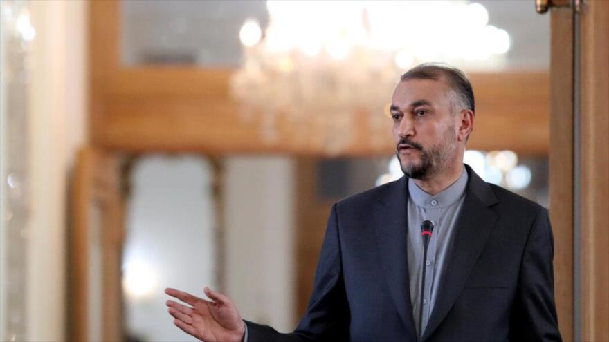 El canciller iraní, Hosein Amir Abdolahian, en una conferencia de prensa, Teherán, 23 de diciembre de 2021. (Foto: IRNA)
