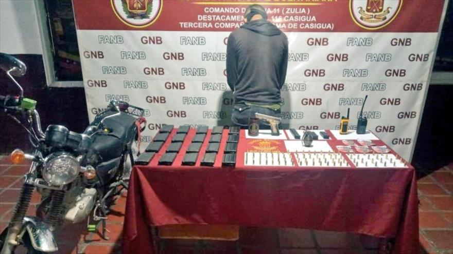 La FANB de Venezuela captura miembro de grupo TANCOL en la frontera con Colombia que portaba armas y explosivos usados para fines del narcotráfico.